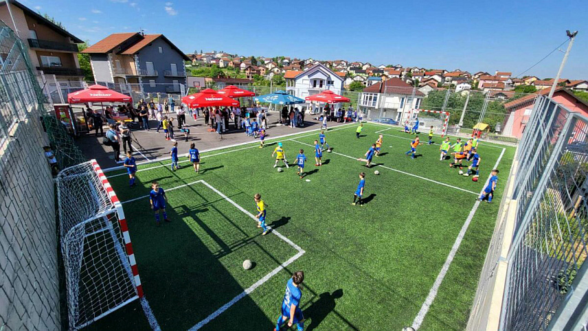 ДЕРВЕНТА, 11. МАЈА /СРНА/ - У дервентском насељу Чардак данас је отворено новоизграђено спортско игралиште у чијем склопу је терен са вјештачком травом за фудбал, терен за баскет и мобилијар за дјецу, а за које је издвојено 183.000 КМ из буџета града.