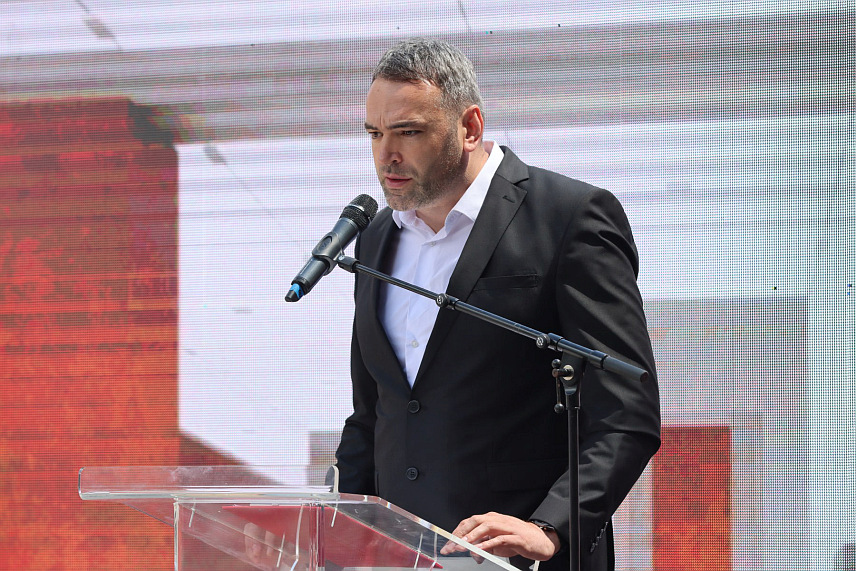 БАЊАЛУКА, 11. МАЈА /СРНА/ - Режисер историјско-документарног филма "Свједок" Денис Бојић изјавио је да нема породице у Републици Српској која неће наћи име неког свог члана уже или шире породице на централном спомен-обиљежју погинулим борцима у протеклом Одбрамбено-отаџбинском рату./Фото - Борислав Здриња/	
