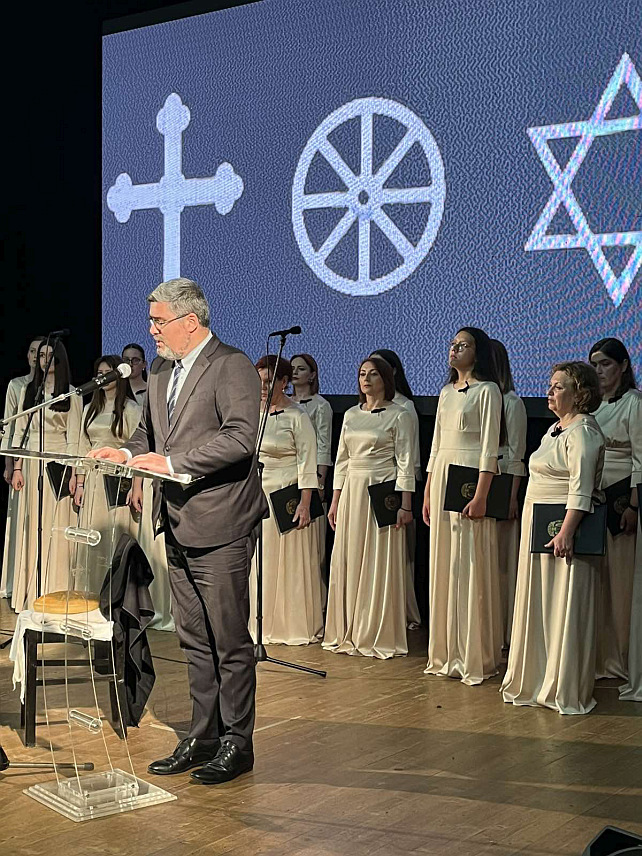 КОЗАРСКА ДУБИЦА, 11. МАЈА /СРНА/ - Меморијална академија "Tуга која траје цијели живот" одржана је вечерас у оквиру обиљежавања Дана сјећања на жртве усташког злочина геноцида у концентрационом логору Јасеновац, којој су присуствовали званичници Републике Српске и Србије.