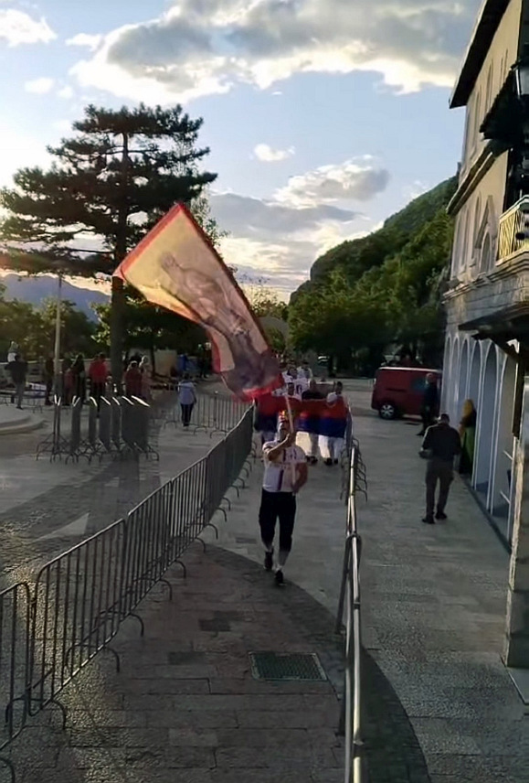 БИЛЕЋА, 11. МАЈА /СРНА/ - Ходочасници из Билећа, њих око 350, стигло је у Манастир Острог након што су препјешачили пут дуг око 90 километара да би се поклонили моштима Светог Василија Острошког, поводом 12. маја, празника посвећеног том светитељу.