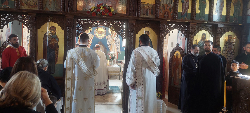 ИСТОЧНО САРАЈЕВО, 12. МАЈА /СРНА/ - У Храму Светог Василија Острошког на Вељинама у Источној Илиџи јутрос је у присуству бројних вјерника служена литургија поводом храмовне крсне славе.