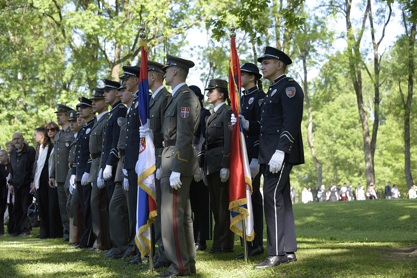 ДОЊА ГРАДИНА, 12. МАЈА /СРНА/ - Грађани и ученици из свих дијелова Републике Српске у великом броју пристижу у Спомен-подручје Доња Градина гдје ће бити обиљежен Дан сјећања на жртве усташког геноцида над Србима, Јеврејима и Ромима у Независној Држави Хрватској /НДХ/ од 1941. до 1945. године.