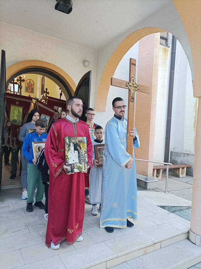 НОВИ ГРАД, 12. МАЈА /СРНА/ - У насељу Јабланица у Новом Граду данас је обиљежена слава Храма Светог Василија Острошког, а организована је и литија како би вјерници који нису у могућност да ходочасте Светом Василију Острошком имали прилику да у њој учествују.