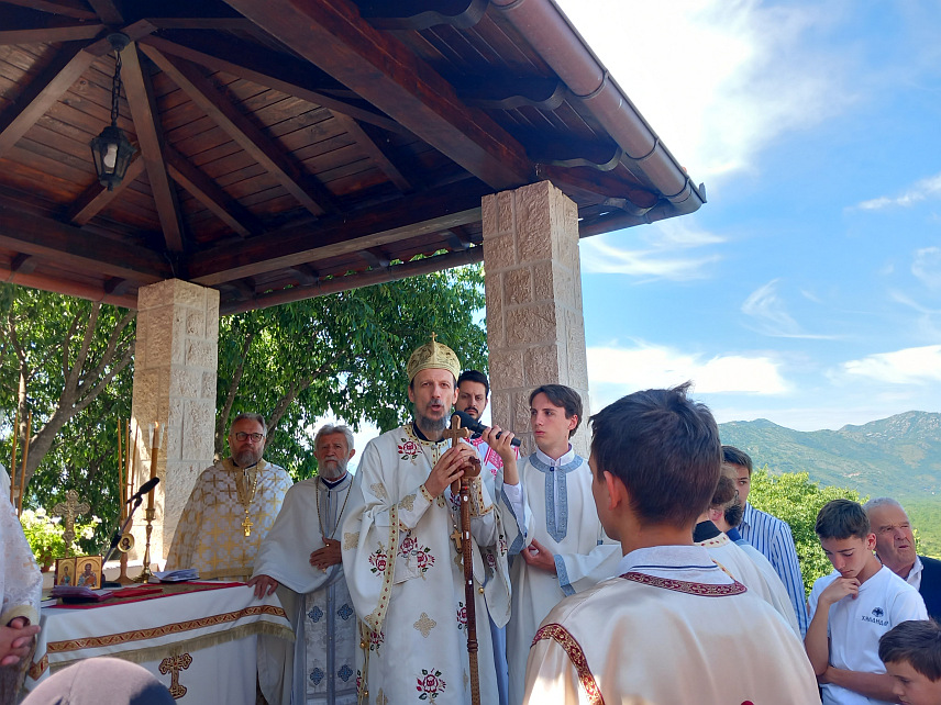 ТРЕБИЊЕ, 12. МАЈА /СРНА/ - Његово преосвештенство владика захумско-херцеговачки и приморски Димитрије благословио је окупљене вјернике у Мркоњићима, родном селу Светог Василија, и пожелио да Острошки Чудотворац све оснажи и утјеши.