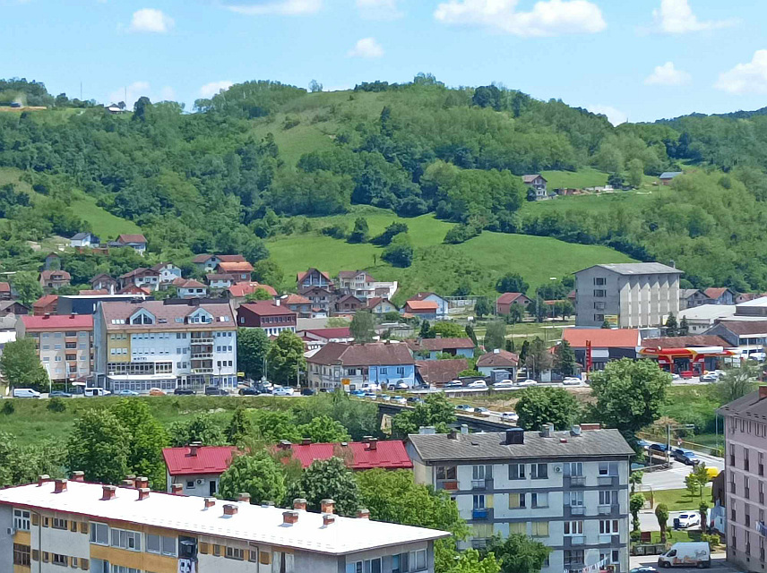 НОВИ ГРАД, 12. МАЈА /СРНА/ - На граничном прелазу у Новом Граду према Двору на хрватској страни формиране су километарске колоне, а путници на прелазак чекају више од 90 минута.