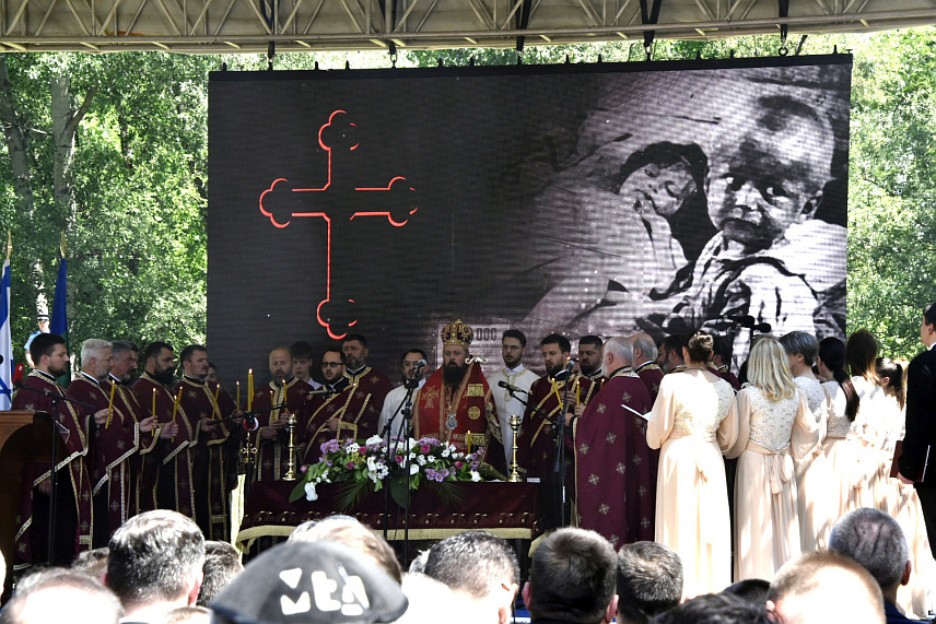 ДОЊА ГРАДИНА, 12. МАЈА /СРНА/ - На гробном пољу "Кошуте" у Спомен-подручју Доња Градина служен је помен српским, јеврејским и ромским жртвама мучки убијеним у усташком логору "Јасеновац".Помен је служио викарни епископ бањалучки Сава и свештенство Српске православне цркве.