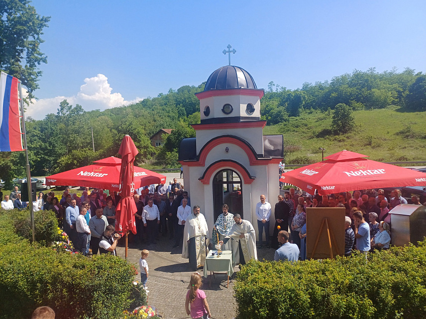 ДЕРВЕНТА, 12. МАЈА /СРНА/ - У спомен-комплексу Чардак је поводом 32 године од највећег злочина почињеном над недужним српским цивилима насеља Чардак служена молитва, помен и положени вијенци на спомен-обиљежје.