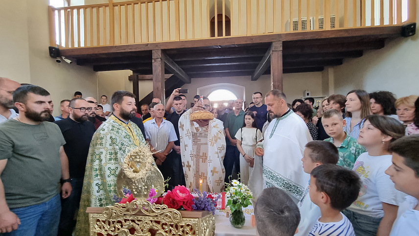 МОСТАР, 12. МАЈА /СРНА/ - Старјешина Саборне цркве у Мостару Душко Којић служио је литургију у Цркви Светог Василија Острошког у Благају поводом крсне славе храма.