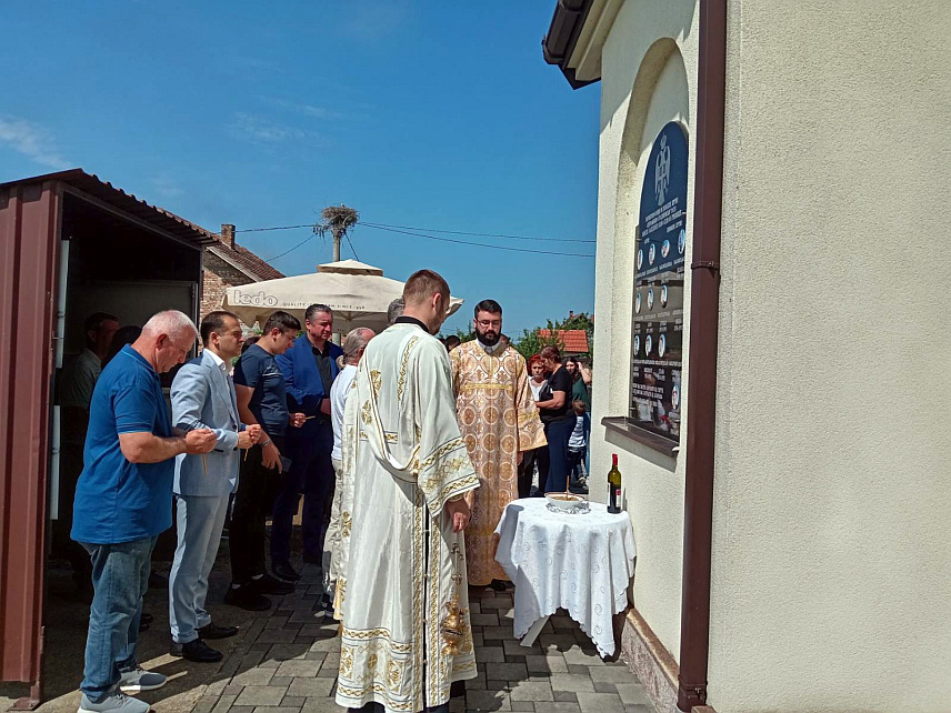 ШАМАЦ, 12. МАЈ /СРНА/ - У Новом Селу два код Шамца обиљежена је крсна слава Храма Свети Василије Острошки, а код спомен-плоче на цркви служен је парастос, положени су вијенци и прислужене свијеће за 13 бораца и цивила погинулих у протеклом Одбрамбено-отаџбинском рату.