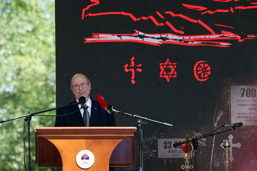 ДОЊА ГРАДИНА, 12. МАЈА /СРНА/ - Израелски стручњак за истраживање Холокауста Гидеон Грајф поручио је да је Доња Градина мјесто обиљежено великом тугом и неизбрисивом историјом и да представља тмуран подсјетник на најмрачнија људске окрутности током Другог свјетског рата. /Фото - Борислав Здриња/