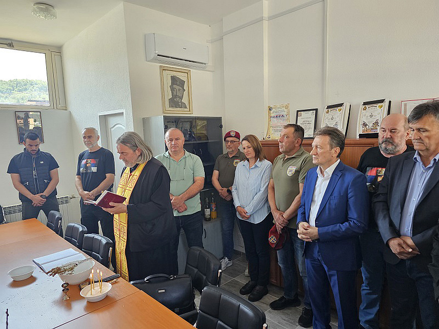 УГЉЕВИК, 12. МАЈА /СРНА/ - У Угљевику је данас отворена спомен-соба у част ратној јединици "Мандини лавови" и њеном команданту Митру Максимовићу.