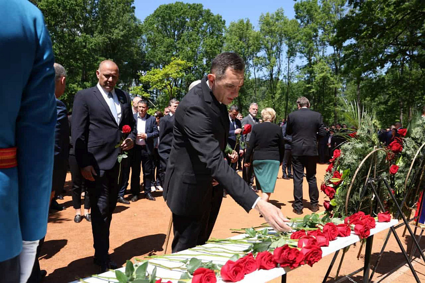 ДОЊА ГРАДИНА, 12. МАЈА /СРНА/ - Потпредсједник Владе Србије и сентор Републике Српске Александар Вулин и предсједник Удружења логораша Другог свјетског рата из Бањалуке Добрила Кукољ.