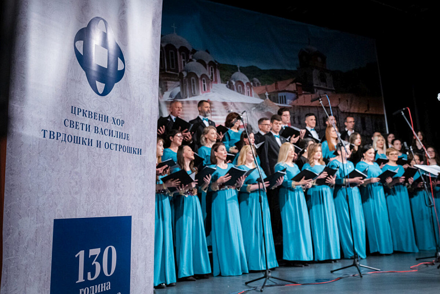 TРЕБИЊЕ, 12. МАЈА /СРНА/ - Црквени хорови "Свети Василије Тврдошки и Острошки" из Требиња и "Свети апостол и јеванђелиста Марко" из Подгорице одржали су у граду на Требишњици концерт под називом "Радуј се, Василије Свети, похвало рода нашега".