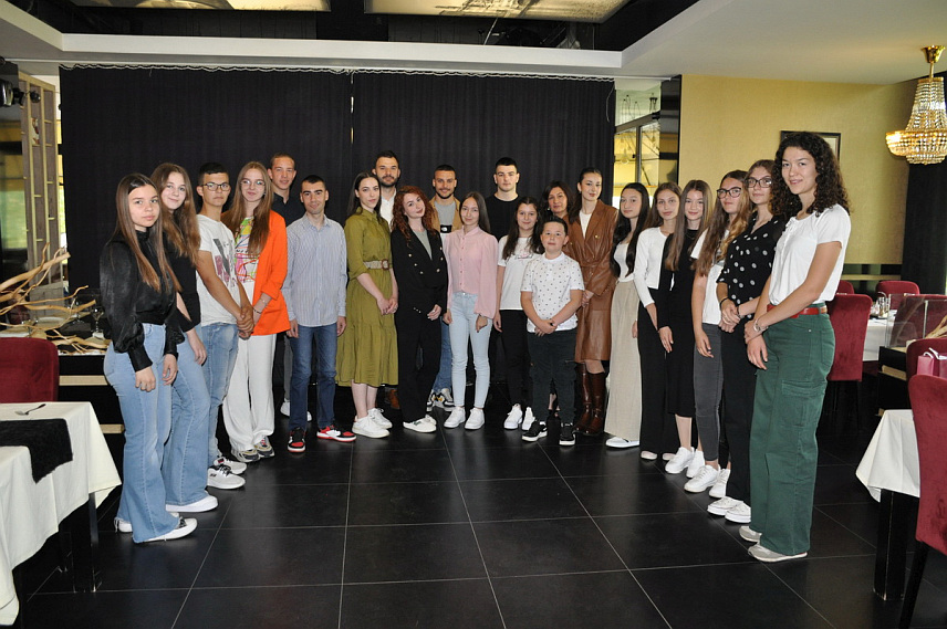 ПРИЈЕДОР, 13. МАЈА /СРНА/ - Градоначелник Приједора Слободан Јавор примио је данас 22 најбоља основца и средњошколца и додијелио им пригодне поклоне, поводом 16. маја - Дана града, саопштено је из Градске управе.