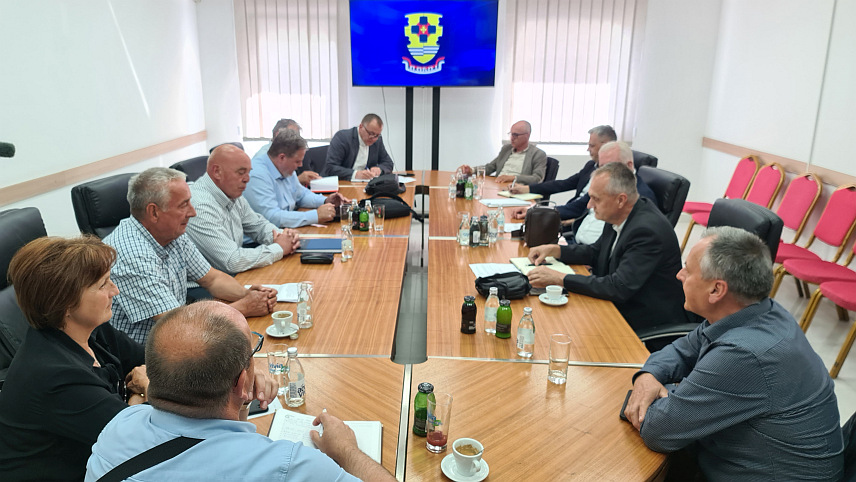 ДОБОЈ, 13. МАЈА /СРНА/ - У Добоју је данас одржан састанак представника овог града и општине Петрово из Републике Српске, те федералних локалних заједница Тузле, Лукавца, Грачанице и Добој Истока о дефинисању трасе ауто-пута који ће пролазити територијом Тузланског кантона, а захватиће и дијелове Добоја и Петрова.