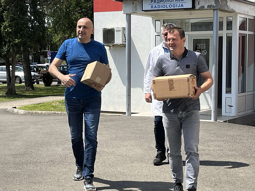 КОЗАРСКА ДУБИЦА, 13. МАЈА /СРНА/ - Општински одбор Народне партије Српске /НПС/ донирао је данас лабораторији Дома здравља у Козарској Дубици аутоматски анализатор урина са тракицама, а вриједност донације већа је од 4.000 КМ.