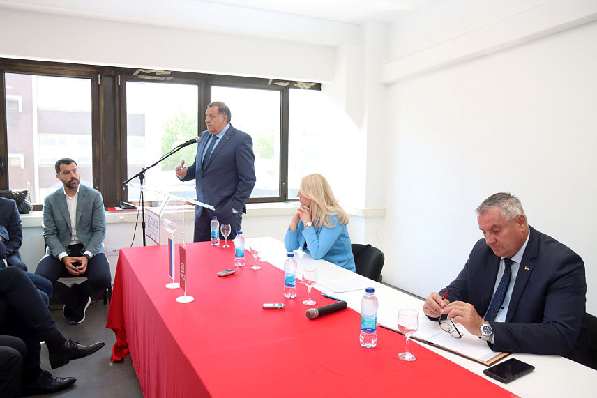 БАЊАЛУКА, 13. МАЈА /СРНА/ - Састанак руководства СНСД-а са предсједницима градских и општинских одбора ове странке на којем ће бити ријеч о предстојећим локалним изборима./Фото - Борислав Здриња/