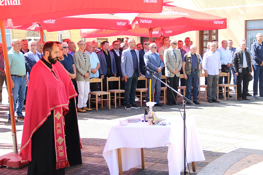 ДЕРВЕНТА, 13. МАЈА /СРНА/ - У Дервенти је данас обиљежен Дан Војске Републике Српске /ВРС/, те Дан 27. моторизоване бригаде и Осињске лаке пјешадијске бригаде, а тим поводом служен је парастос и положени вијенци код централног спомен-обиљежја за 608 погинулих бораца Војске Српске.