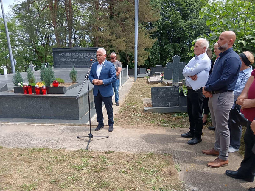 ГЛИНА, 13. МАЈА /СРНА/ - У Глини је данас служен парастос жртвама из Другог свјетског рата из маја и августа 1941. године и злогласног усташког покоља више од 2.000 Срба, невиних глинских мученика и жртава Независне Државе Хрватске, претежно са Кордуна и Баније.