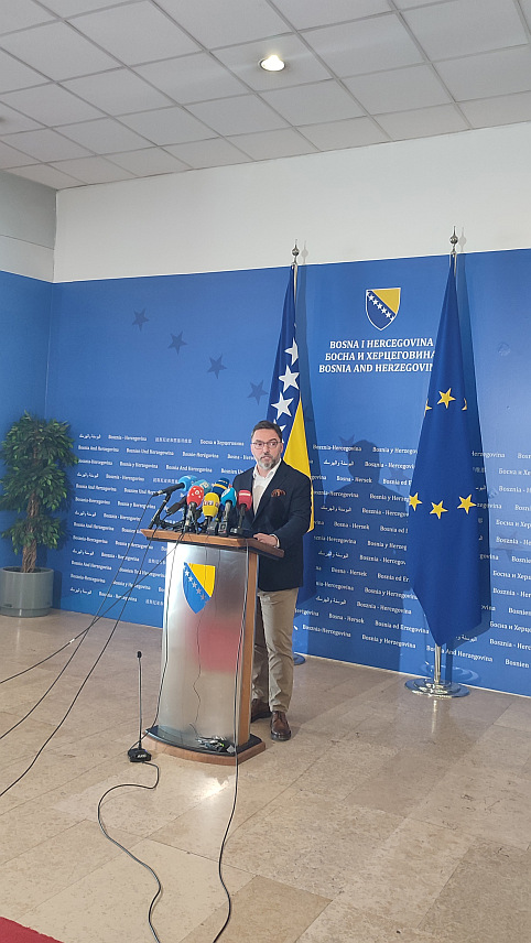 САРАЈЕВО, 13. МАЈА /СРНА/ - Замјеник предсједавајуће Савјета министара Сташа Кошарац на конференцији за новинаре након сједнице Савјета министара.