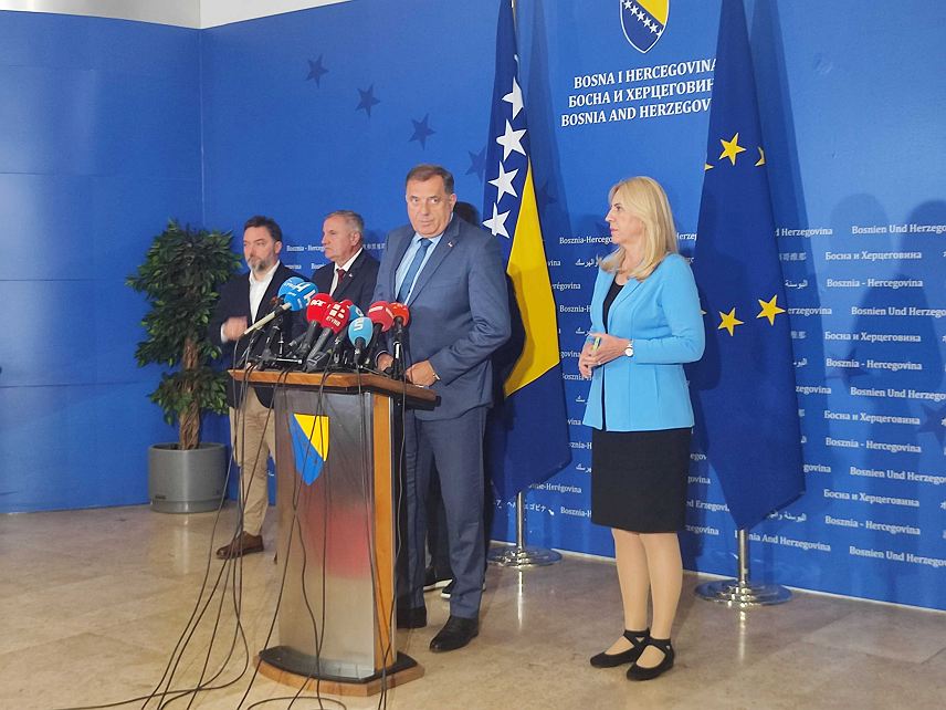 САРАЈЕВО, 13. МАЈА /СРНА/ - Лидер СНСД-а Милорад Додик на конференцији за новинаре након састанка лидера странака партнера на нивоу БиХ.