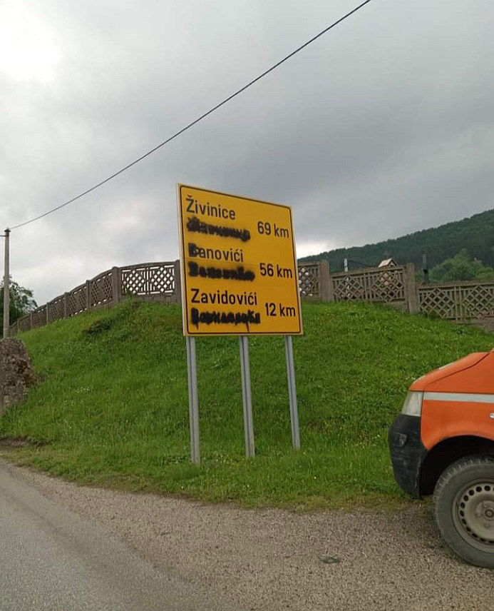 САРАЈЕВО, 13. МАЈА /СРНА/ - Делегација Одбора за заштиту права Срба у ФБиХ, која је обишла обновљене капеле у Дривуши и Горњим Врацама, изражава жаљење што и данас постоји пракса рушења православних објеката и што су успут свједочили ишараним ћириличним натписима на саобраћајним знаковима.