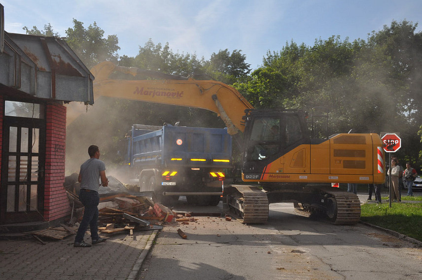 ПРИЈЕДОР, 13. МАЈА /СРНА/ - У Приједору је данас настављена реконструкција Улице митрополита Петра Зимоњића у насељу Пећани и план је да буду окончани у наредна два мјесеца.