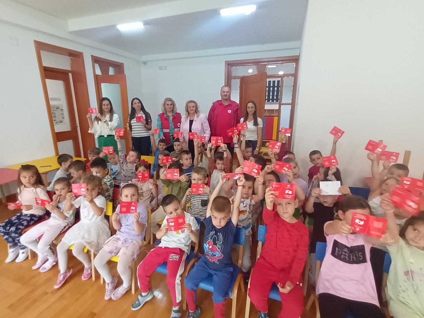 ЗВОРНИК, 14. МАЈА /СРНА/ - Представници Градске организације Црвеног крста Зворник посјетили су данас зворнички Дјечији вртић "Наша радост" и обрадовали малишане слаткишима, васпитно-образовним материјалима и играчкама.