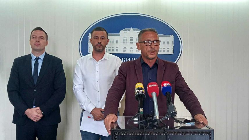 БИЈЕЉИНА, 14. МАЈА /СРНА/ - Предсједник Борачке организације Републике Српске Радан Остојић на конференцији за новинаре у Бијељини.