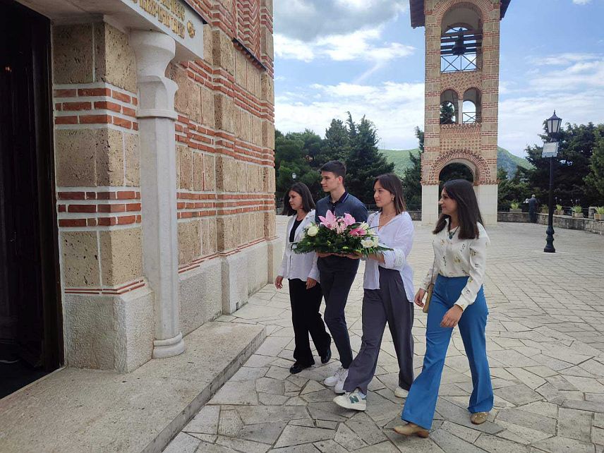 TРЕБИЊЕ, 14. МАЈА /СРНА/ - Матуранти Гимназије "Јован Дучић" из Tребиња положили су данас цвијеће на гроб пјесника Јована Дучића у Херцеговачкој Грачаници у овом граду и на тај начин обиљежили посљедњи дан наставе.