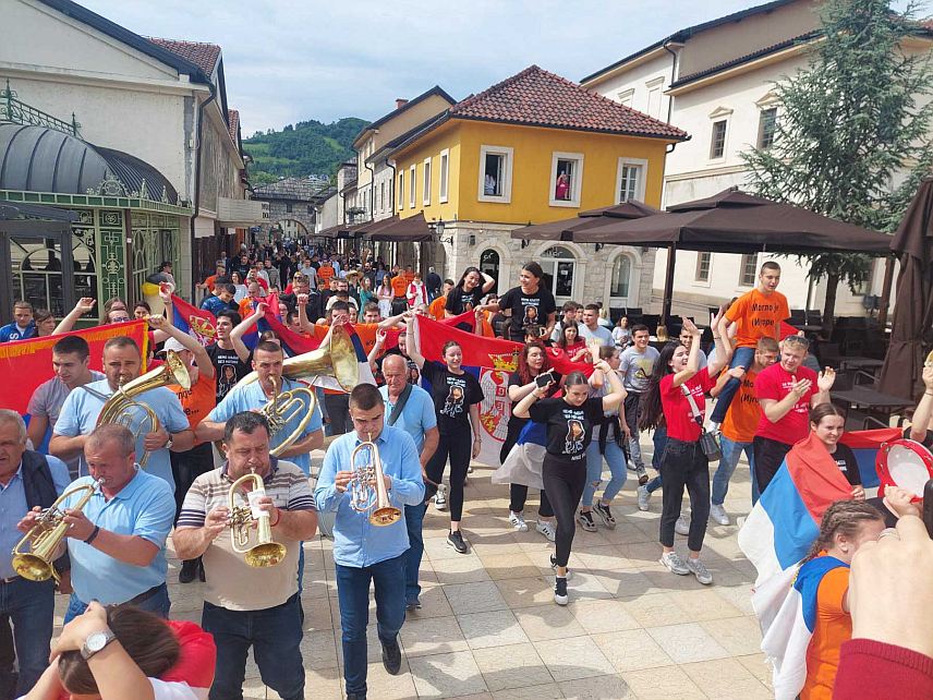 ВИШЕГРАД, 14. МАЈА /СРНА/ - Матуранти Средњошколског центра "Иво Андрић" из Вишеграда данас су уз пјесму и трубаче, на улицама Вишеграда и Андрићграда, обиљежили завршетак средњошколског образовања.