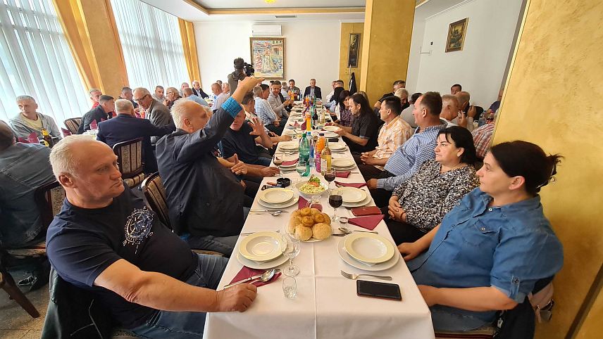 ДОБОЈ, 14. MAJА /СРНА/ - Синдикат жељезничара Републике Српске организовао је данас свечани испраћај у пензију за 24 члана који су то право стекли у прошлој години.