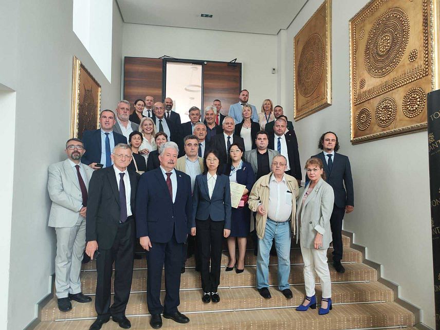 БЕОГРАД, 14. МАЈА /СРНА/ - Покушај Запада да кроз механизам доношења резолуције о Сребреници у Генералној скупштини УН означи Србе као "геноцидан народ" директно подрива ионако крхки мир у БиХ и уништава смисао и праксу Дејтонског мировног споразума, оцијенили су домаћи и међународни стручњаци за кривично и међународно право на научном скупу одржаном у Врњачкој Бањи.