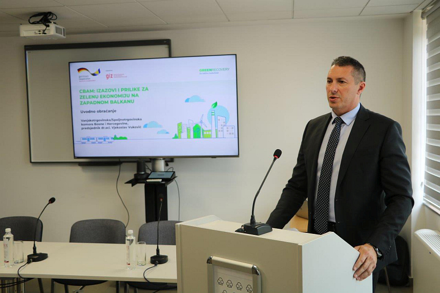 САРАЈЕВО, 14. МАЈА /СРНА/ - Представник Амбасаде Њемачке у БиХ Леа Тур у Сарајеву, на регионалној панел дискусији о изазовима и приликама за зелену економију на западном Балкану, у контексту Механизма прекограничног усклађувања угљеника ЦБАМ.