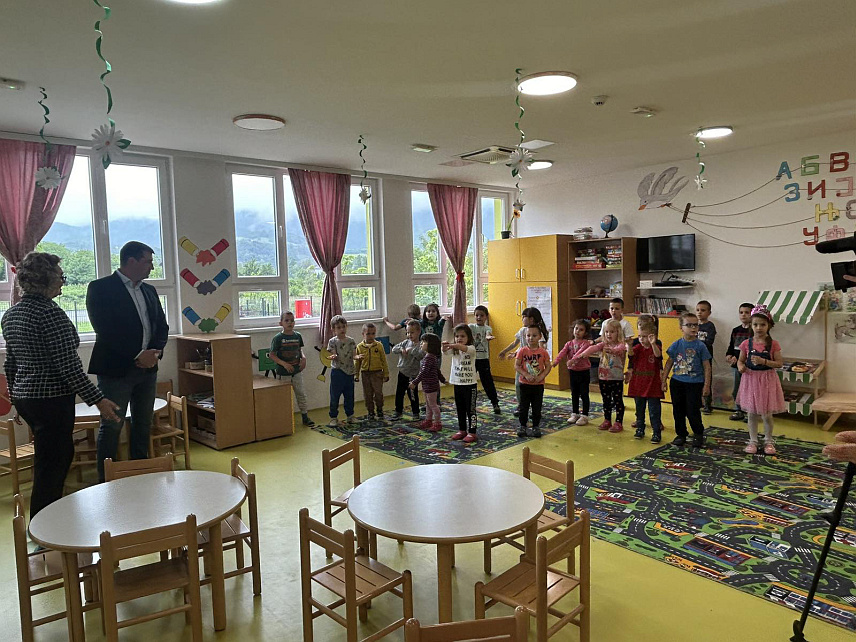 БАЊАЛУКА, 14. МАЈА /СРНА/ - Вршилац дужности помоћника министра за породицу Јелена Кртиновић посјетила је вртић "Звончица" у бањалучком насељу Врбања и уручила пригодне поколине у сусрет Међународном дану породице.