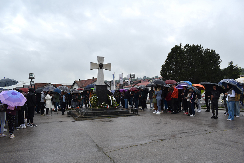 СОКОЛАЦ, 14. МАЈА/СРНА/ - На Војничком спомен гробљу на Сокоцу служен је помен, а потом су делегација основних школа са Пала, основне школе и Средњошколског центра са Сокоца положиле вијенце на Централни крст на "Новом Зејтинлику".