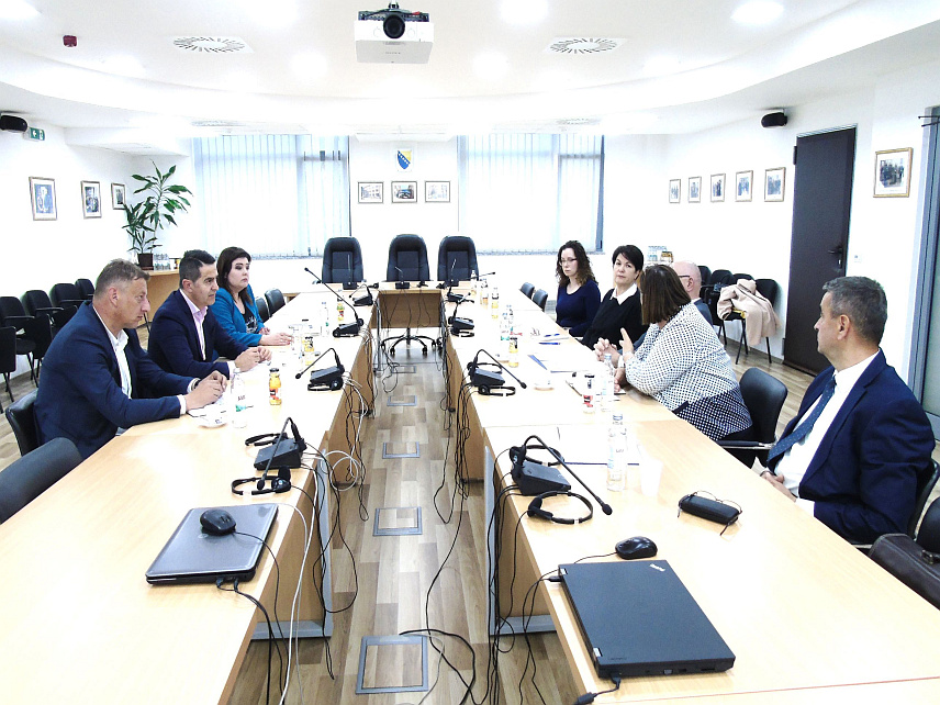 САРАЈЕВО, 14. МАЈА /СРНА/ - Састанак главног тужиоца Тужилаштва БиХ Миланка Кајганића и руководилаца из Посебног одјељења за ратне злочине са директорима Колегијума директора Института за нестала лица БиХ и представницима Међународне комисије за тражење несталих лица /ИЦМП/ у БиХ.