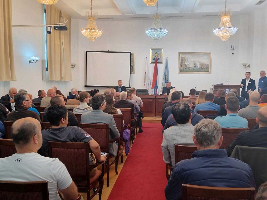 БАЊАЛУКА, 14. МАЈА /СРНА/ - У Бањалуци је вечерас представљена књига "Заштитни пук Главног штаба Војске Републике Српске /1992-1995/" професора историје Горана Латиновића.