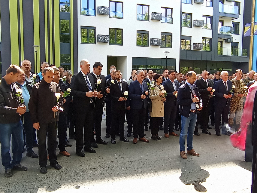 ТУЗЛА, 15. МАЈА /СРНА/ - На Брчанској малти у Тузли служен је помен погинулим припадницима ЈНА убијеним прије 32 године у мучком нападу муслиманских снага док су се, по претходном договору, мирно повлачили из тузланске касарне.