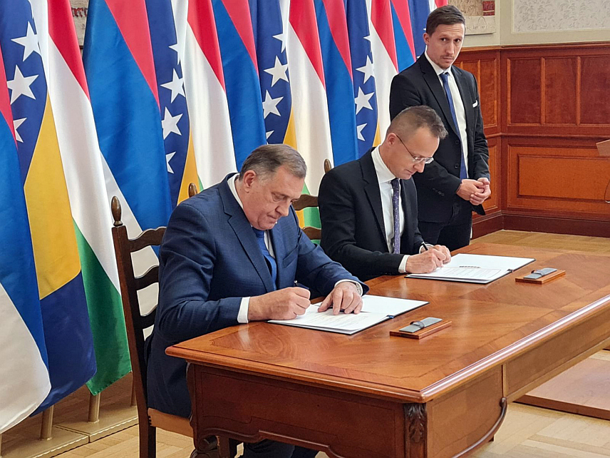БУДИМПЕШТА, 15. МАЈА /СРНА/ - Министар спољних послова и трговине Мађарске Петер Сијарто и предсједник Републике Српске Милорад Додик потписали су данас у Будимпешти меморандум о разумијевању између Српске и Мађарске у области примјене савремене технологије у здравству.