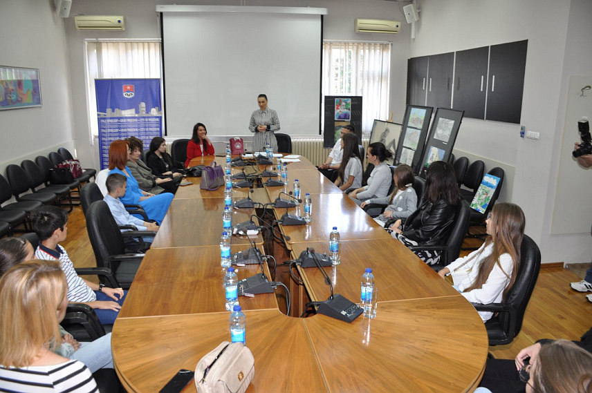 ПРИЈЕДОР, 15. МАЈА /СРНА/ - У Градској управи Приједор данас су уручене награде ауторима најбољих радова на конкурсу за ученике о теми "Љепоте мог града и знаменитости Приједора".