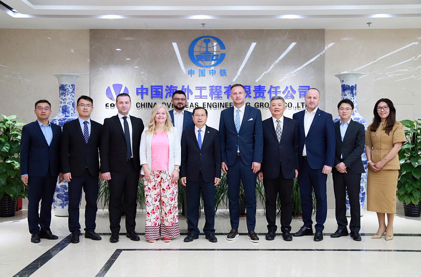 БАЊАЛУКА, 15. МАЈА /СРНА/ - Делегација "Аутопутева Републике Српске" борави у Кини ради разговора о начину финансирања пројеката у области путне инфраструктуре, чија је реализација, након спроводених међународних поступака јавних набавки, повјерена еминентним кинеским грађевинским компанијама, а уговорена је и реализација два пројекта са кинеским компанијама.