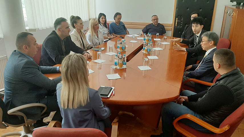 ФОЧА, 15. МАЈА /СРНА/ - Професори Медицинског универзитета Акита из Јапана посјетили су данас Универзитетку болницу Фоча, гдје су се упознали о раду ове здравствене установе - наставне базе Медицинског факултета, са којом ће овај јапански образовни центар вршити размјену стручног кадра и студената.