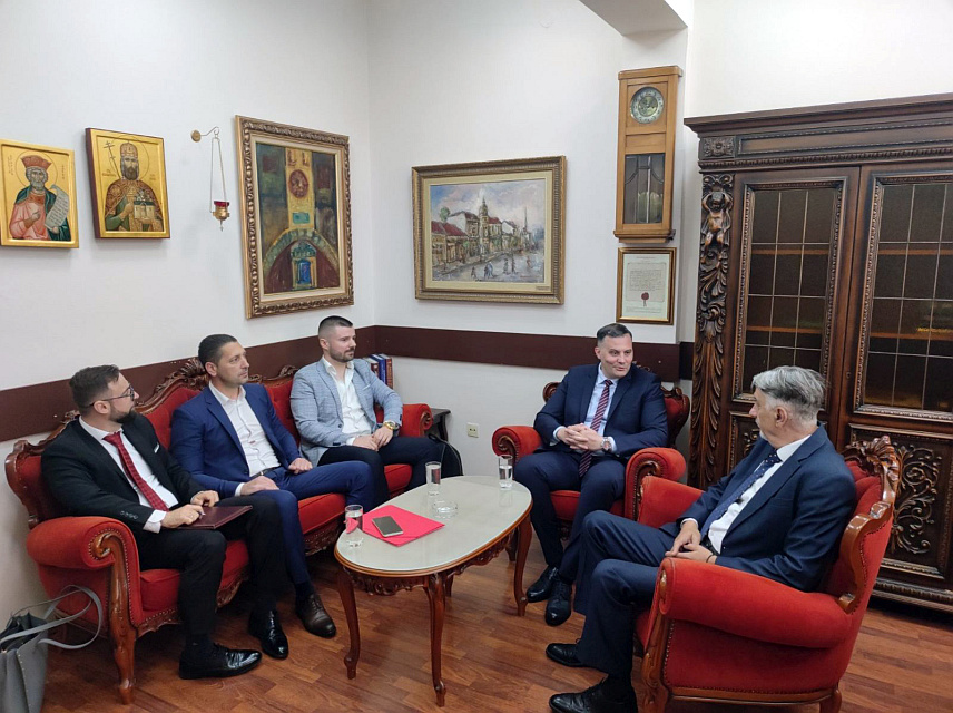 КРАГУЈЕВАЦ, 15. МАЈА /СРНА/ - Састанак министра за просторно уређење, грађевинарство и екологију Републике Српске Бојана Випотника и декан Правног факултета крагујевачког Универзитета Драгана Вујисића.