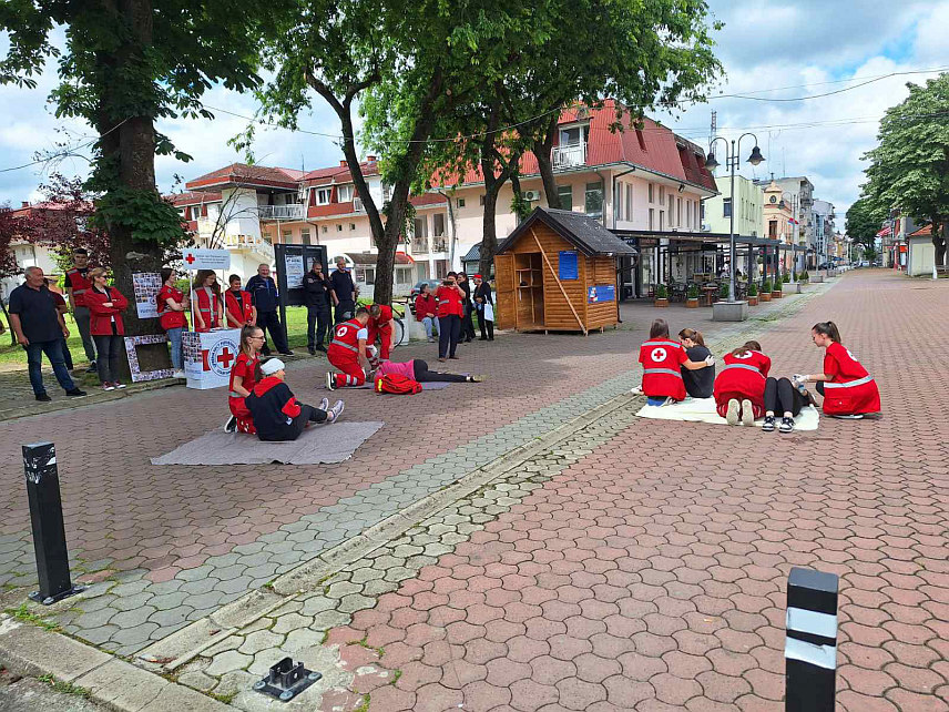 ШАМАЦ, 15. МАЈА /СРНА/ - Црвени крст Шамац данас је на градском тргу за грађане организовао бесплатно мјерење крвног притиска и шећера у крви, а волонтери и омладина су извели показну вјежбу из прве помоћи, поводом Недјеље Црвеног крста.