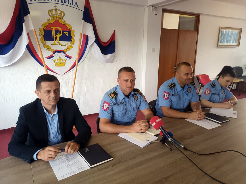 ЗВОРНИК, 15. МАЈА /СРНА/ - Замјеник начелника Полицијске управе Зворник Владан Василић са сарадницима на конференцији за новинаре.