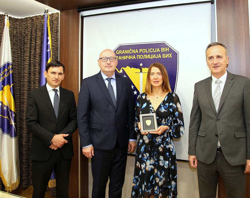 САРАЈЕВО, 15. МАЈА /СРАН/ - Директор Граничне полиције БиХ Мирко Купрешаковић уручио је полицијском аташеу Шпаније Фани Николас Марти Златни грб Граничне полиције БиХ у знак захвалности за подршку Граничној полицији и изузетну сарадњу.