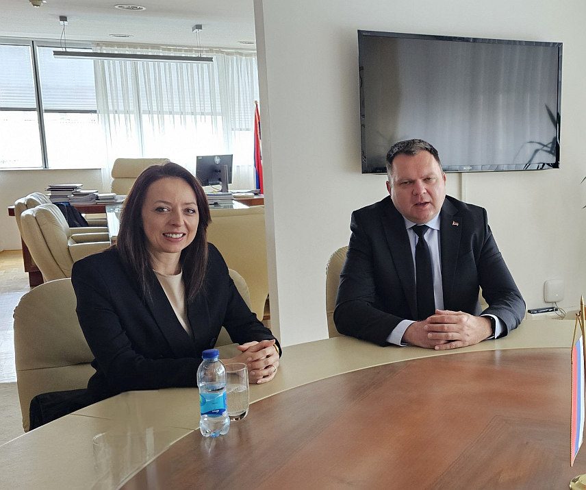 БАЊАЛУКА, 15. МАЈА /СРНА/ - Министар цивилних послова у Савјету министара Дубравка Бошњак са министром за научно-технологијски развој и високо образовање Републике Српске Жељком Будимиром и министром за просвјету и културу Српске Жељком Стојичић.