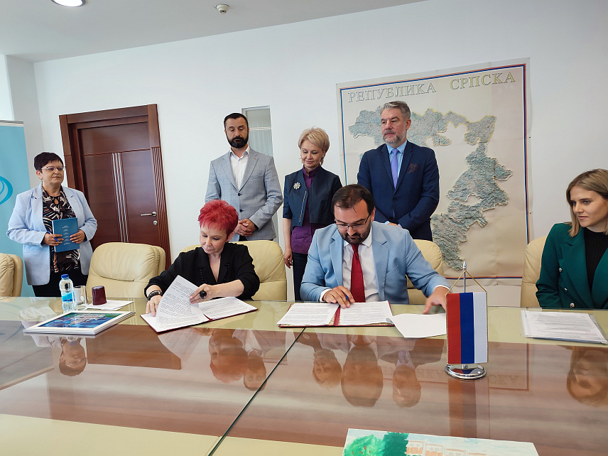 БАЊАЛУКА, 15. МАЈА /СРНА/ - Министар здравља и социјалне заштите Републике Српске Ален Шеранић присуствовао је потписивању Споразума о сарадњи у области социјалне заштите и образовања, између Државне буџетске образовне установе "Школа-интернат бр.1 Грот" из Санкт Петербурга и Центра за дјецу и омладину са сметњама у развоју "Будућност" Дервента.