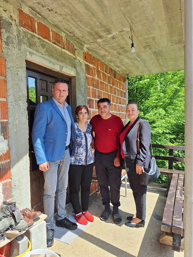 МРКОЊИЋ ГРАД, 15. МАЈА /СРНА/ - Представници општине Мркоњић Град, Центра за социјални рад и Удружења породица са четворо и више дјеце "Радост МГ" данас су поводом Међународног дана породице посјетили вишечлану породицу Зељковић која опстаје и живи на селу, а недавно је добила и принову.